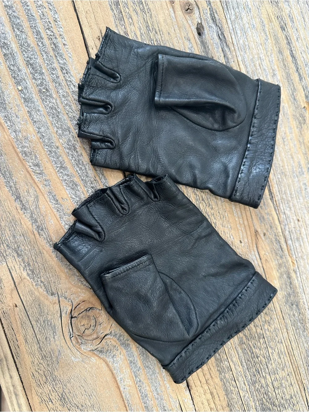 CHANEL Black Quilted Fingerless Leather Gloves with CC Snap